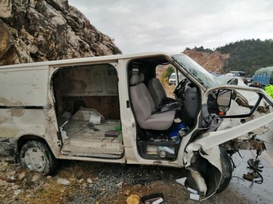 Antalya'da Kamyonet Tıra Çarptı Açıklaması 1 Ölü, 1 Yaralı