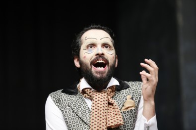 Başakşehir'de 'Müfettiş' Tiyatro Severlerle Buluştu