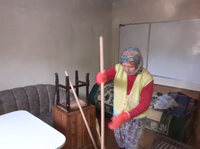 Burhaniye'de Evlere Belediye Temizliği