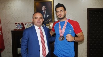 Burhaniye'de Şampiyon Sporcudan Kaymakam Ziyareti