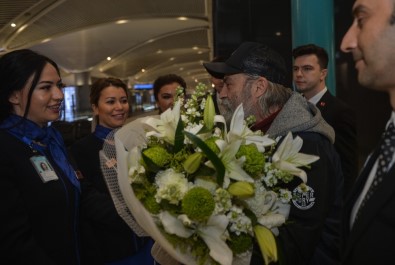 Emmy Ödülleri'nde 'En İyi Erkek Oyuncu' Ödülünü Alan Haluk Bilginer İstanbul'a Geldi