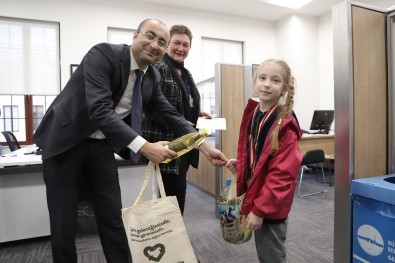 Minik 'Enerji Avcısı' Sera'dan Örnek Davranış