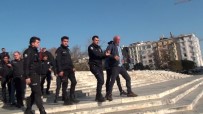 ÇEVİK KUVVET POLİSİ - (Özel) Taksim'de Alkollü Şahıs Ortalığı Birbirine Kattı