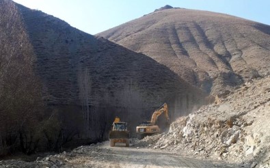 Van Büyükşehir Belediyesi 3 İlçede Daha Yol Çalışmalarını Tamamladı