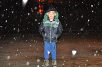 Yüksekova'da kar yağışı etkisini arttırdı