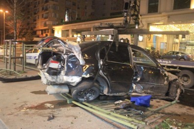 Beşiktaş Barbaros Bulvarı'nda Otomobil Bariyerleri Parçaladı Açıklaması 1 Yaralı