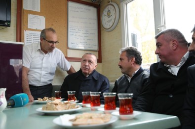 Cumhurbaşkanı Erdoğan, taksi durağında çay içti