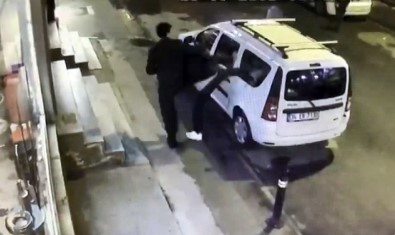 Hıncını Yol Kenarındaki Araçtan Çıkarttı