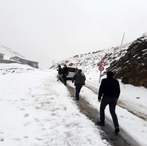 Kar Yağdı Sürücüler Yolda Mahsur Kaldı