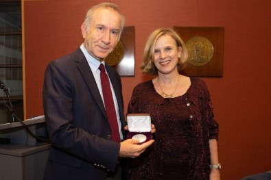The Archer Huntington Ödülü'nü Alan İlk Türk Prof. Dr. Oğuz Tekin Oldu