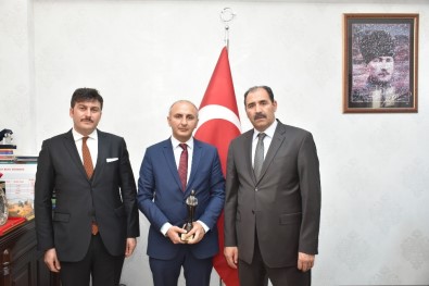 Türk Dili Ve Edebiyatı Öğretmeni Veli Üstün'e Mansiyon Ödülü