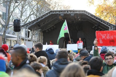 Almanya'da Öğrenciler İklim İçin Sokağa Döküldü