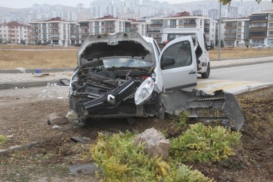 Elazığ'da Midibüs İle Ticari Araç Çarpıştı Açıklaması 1 Yaralı
