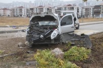 FETHİ SEKİN - Elazığ'da Midibüs İle Ticari Araç Çarpıştı Açıklaması 1 Yaralı