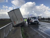 Kontrolden Çıkan Kamyonet Karşı Şeride Geçti Açıklaması 1 Yaralı