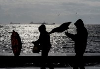 ŞİDDETLİ RÜZGAR - Şiddetli Rüzgar Nedeniyle Şemsiyeler Havada Uçuştu