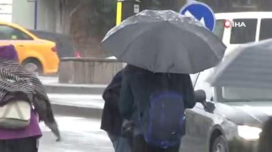 Taksim'de Rüzgar Vatandaşlara Zor Anlar Yaşattı