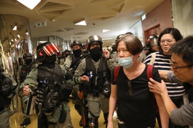 Bıçakla 6 Kişiyi Yaraladı, Bir Göstericinin İse Kulağını Isırarak Kopardı