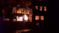 Tarihi Pazarda Korkutan Yangın Açıklaması 2 Ahşap Bina Küle Döndü