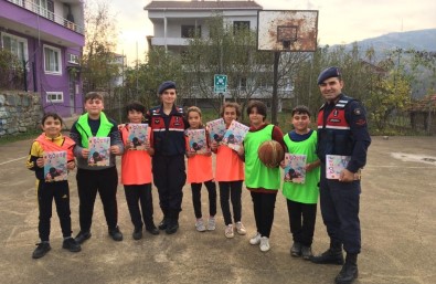 Ayancık Jandarmasından Öğrencilere Çocuk Dergisi