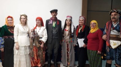 Kostümleri İle Eskişehir'i Temsil Ettiler