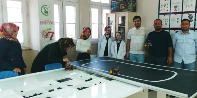 Köy Okullarına Çizgi İzleyen Robot Hediye Edildi
