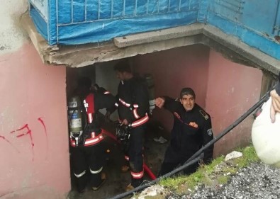 Malatya'da Ev Yangını, 3 Kişi Dumandan Etkilendi