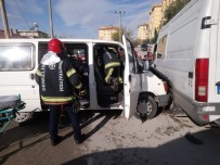 Minibüs Şoförü Sıkıştığı Yerden İtfaiye Ekiplerince Kurtarıldı