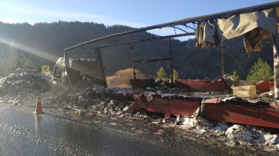 Seyir Halindeki Tır Yanarak Kullanılamaz Hale Geldi