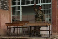 BOMBALI TUZAK - Suriye Milli Ordusu  Resulayn'de Bulunan Okulların Tamir Ve Tadilatını Yapıyor