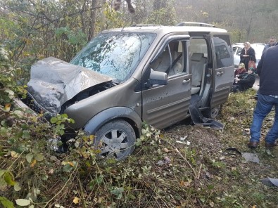 Yolcu Minibüsüyle Kamyonet Çarpıştı Açıklaması 8 Yaralı