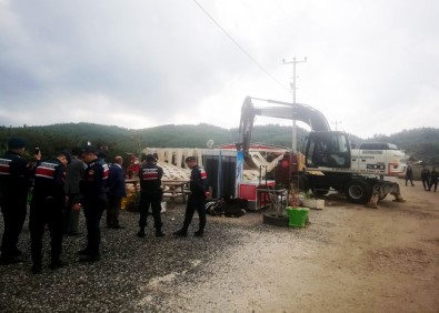 Akbük Koyundaki Kaçak Yapılar Yıkılıyor