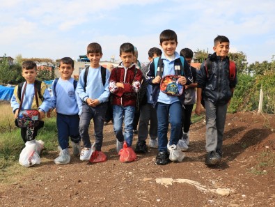 Ayaklarında Poşetle Okula Gidiyorlar