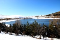 ZİYARETÇİLER - Beyaza Bürünen Palandöken Gölet'i Manzarasıyla Kendine Hayran Bıraktı