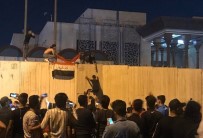 KERBELA - Irak'ta Göstericiler İran Konsolosluğunu Basıp Irak Bayrağı Açtı
