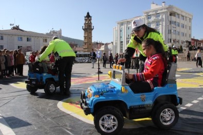 Mobil Trafik Eğitim Tırı İle Çocuklar Eğlenerek Öğreniyor