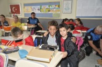 TOPLUM DESTEKLI POLISLIK - Polisten Öğrencilere Mont Ve Bot Yardımı