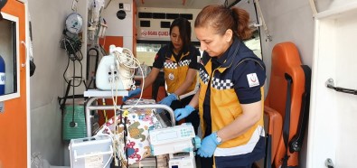 Anne Kız Aynı Ambulansta Bebeklerin Hayatını Kurtarıyor