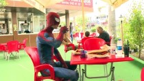 BARIŞ AKARSU - Antalyalılar Sokaklarda Dolaşan 'Örümcek Adam'ı Sevdi