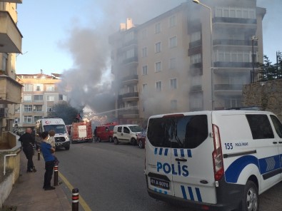 Apartmanda Çıkan Yangında Mahsur Kalan Şahsı İtfaiye Kurtardı