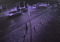AYDINLATMA DİREĞİ - Araç, Arkadan Çarptığı Aracın Altına Girdi Açıklaması İnanılmaz Kaza Kamerada