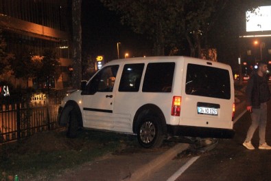 Beyoğlu'nda Kontrolden Çıkan Araç Ağaca Çarptı Açıklaması 1 Yaralı