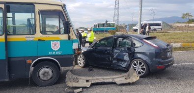 Cenazeye Giden Otomobil İle Minibüs Çarpıştı Açıklaması 4 Yaralı