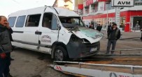 DİKKATSİZLİK - Erzurum Servis Minibüsü Kaza Yaptı Açıklaması 5 Yaralı