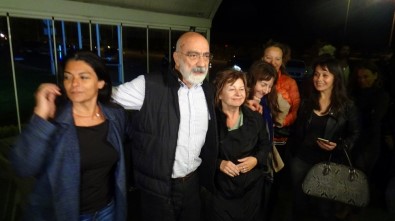 Gazeteci Ahmet Altan Silivri Cezaevi'nden Tahliye Edildi