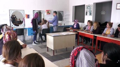 Meslek Öğrenerek Aile Geçimine Katkıda Bulunuyorlar