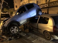 AYDINLATMA DİREĞİ - (Özel) Sürücüsünün Kontrolünden Çıkan Araç, Arkadan Çarptığı Aracın Altına Girdi