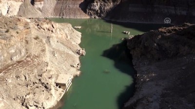 Baraj Altında Kalan Köy Su Seviyesi Düşünce Yeniden Ortaya Çıktı