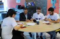 ENGELLİ ÖĞRETMENLER - Başakşehirli Gençler Engelli Öğretmenin Gözü Oldu