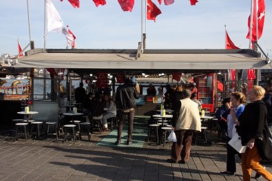 Eminönü'ndeki Balıkçı Teknelerinde Satış Devam Ediyor